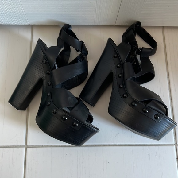 Steve Madden brand new, never worn chunky platform heels, size 9. - Picture 3 of 3